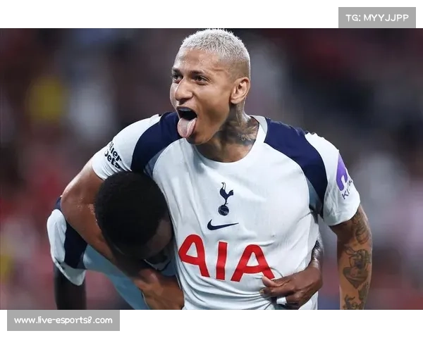 理查利森进球后掩面落泪，热刺球迷客场掌声鼓励